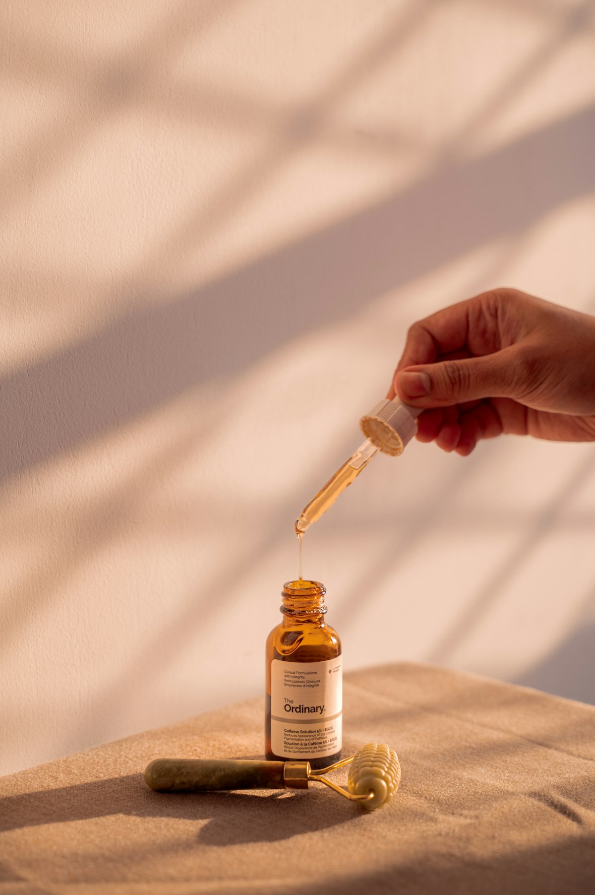 Serum-Anwendung für die Peeling-Behandlung bei TEINT Kosmetikstudio Düsseldorf-Innenstadt